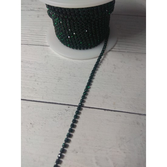 Стразовая цепочка  2 мм SS6 изумрудная в изумрудной оправе, цена за 50 см